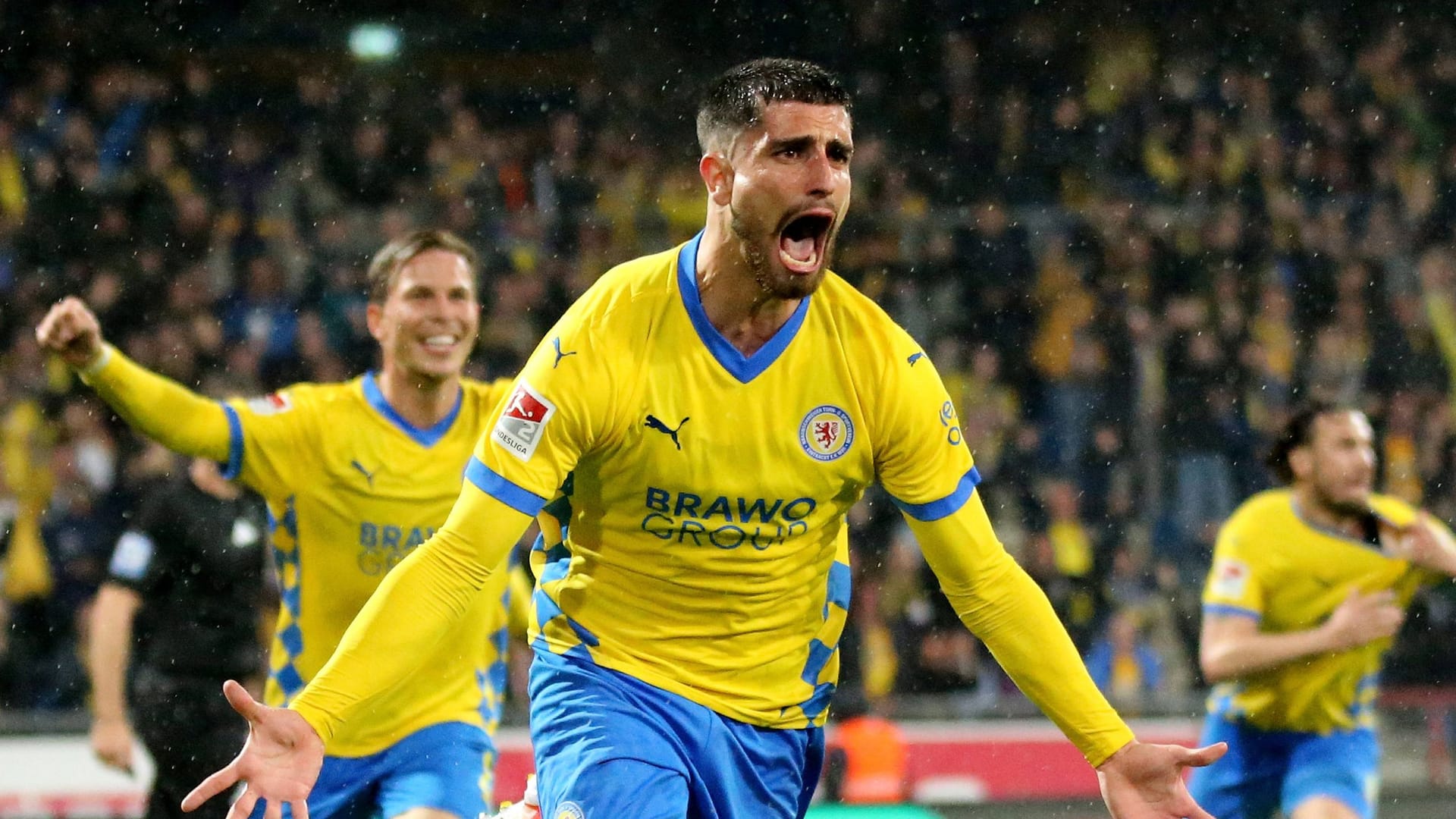 Braunschweigs Fabio Di Michele Sanchez beim Torjubel am Dienstagabend im Eintracht-Stadion: Die Niedersachsen bleiben in Liga 2.