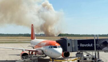 Getreidefeld brennt nahe dem Flughafen BER