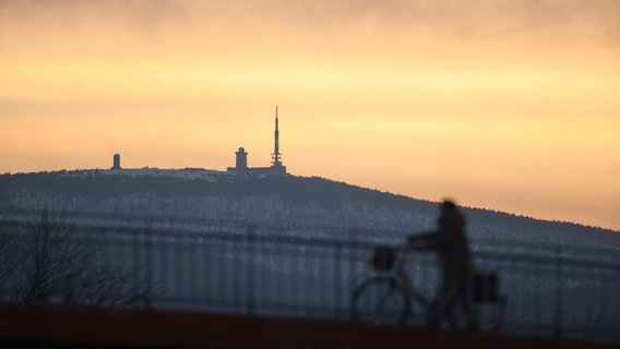 Der Brocken im Sonnenuntergang. © picture alliance/dpa/dpa-Zentralbild Foto: Matthias Bein