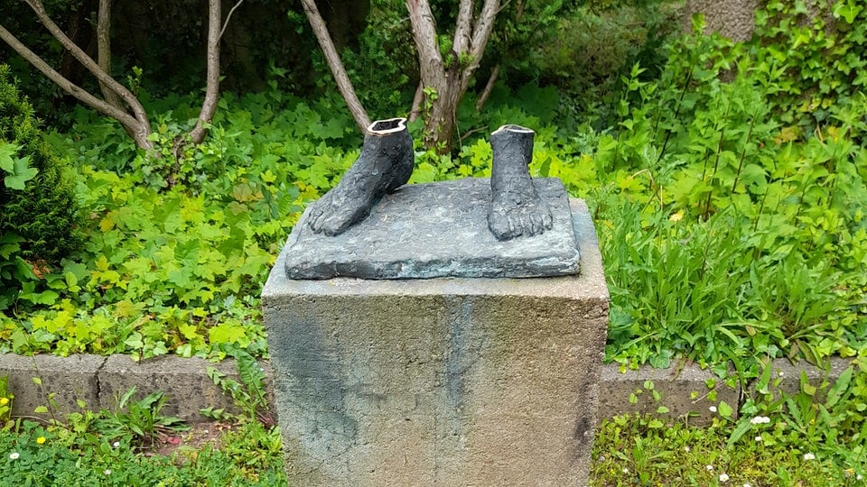 Nur die Füße sind noch da: Bronzeplastik von Geraer Friedhof gestohlen