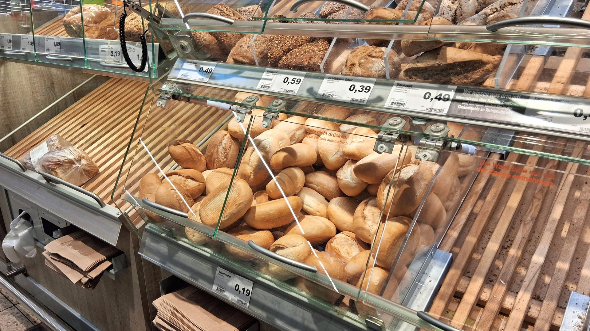 Brotabteilung in einem Supermarkt (Symbolfoto): Bein einer Großbäckerei von Lidl wird am Freitag gestreikt.