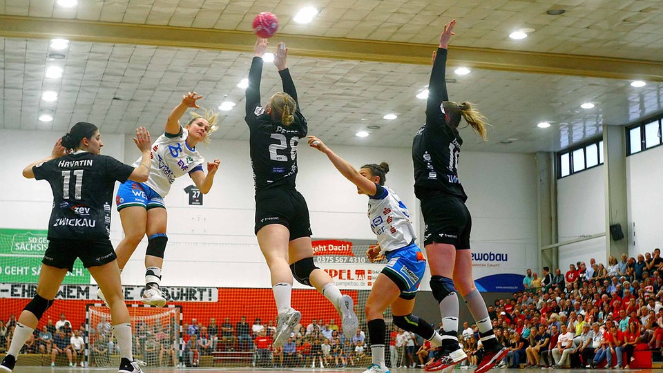 Handball-Bundesliga der Frauen führt Relegationsspiele wieder ein - Hallenfrage kann teuer werden