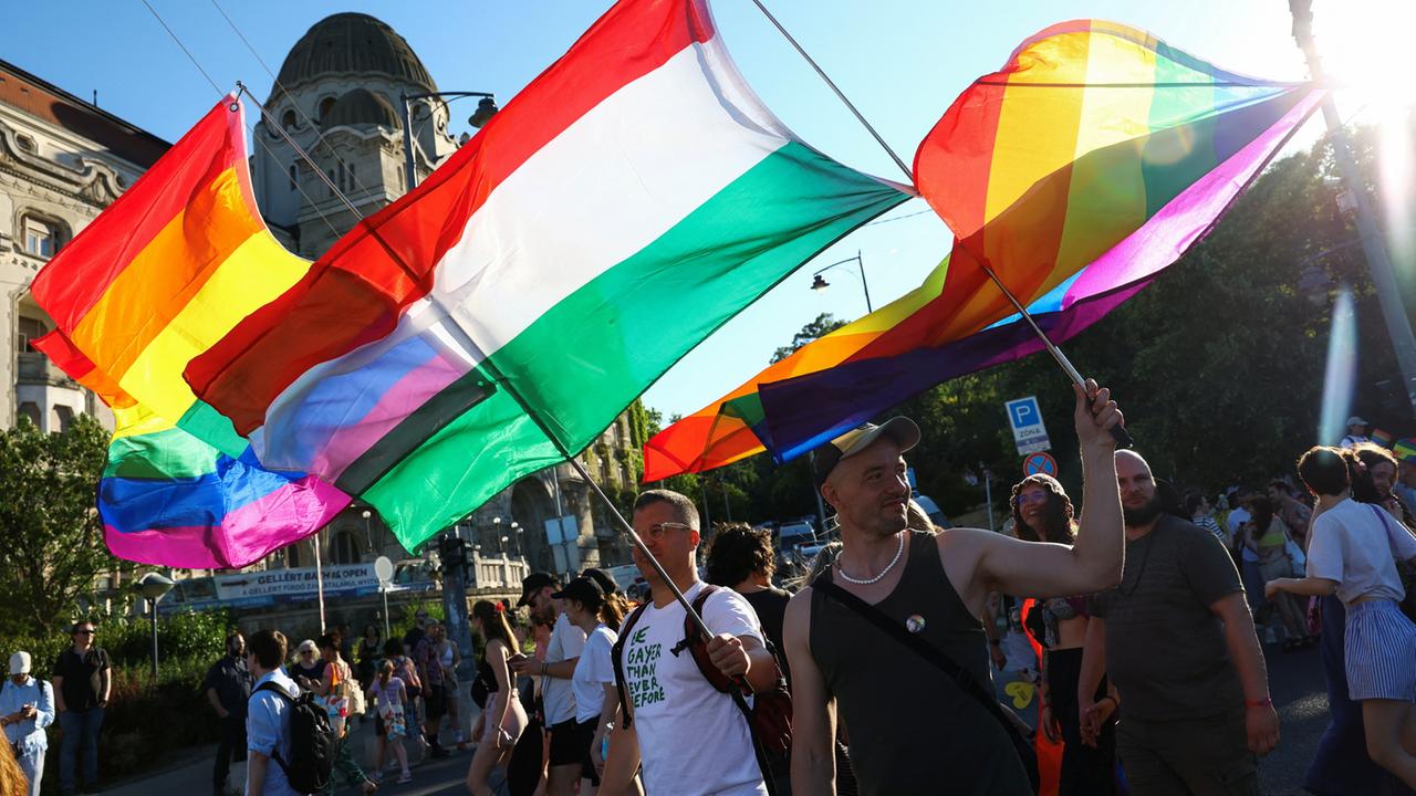 Pride-Teilnehmer in Budapest zeigen Orban den "Stinkefinger"