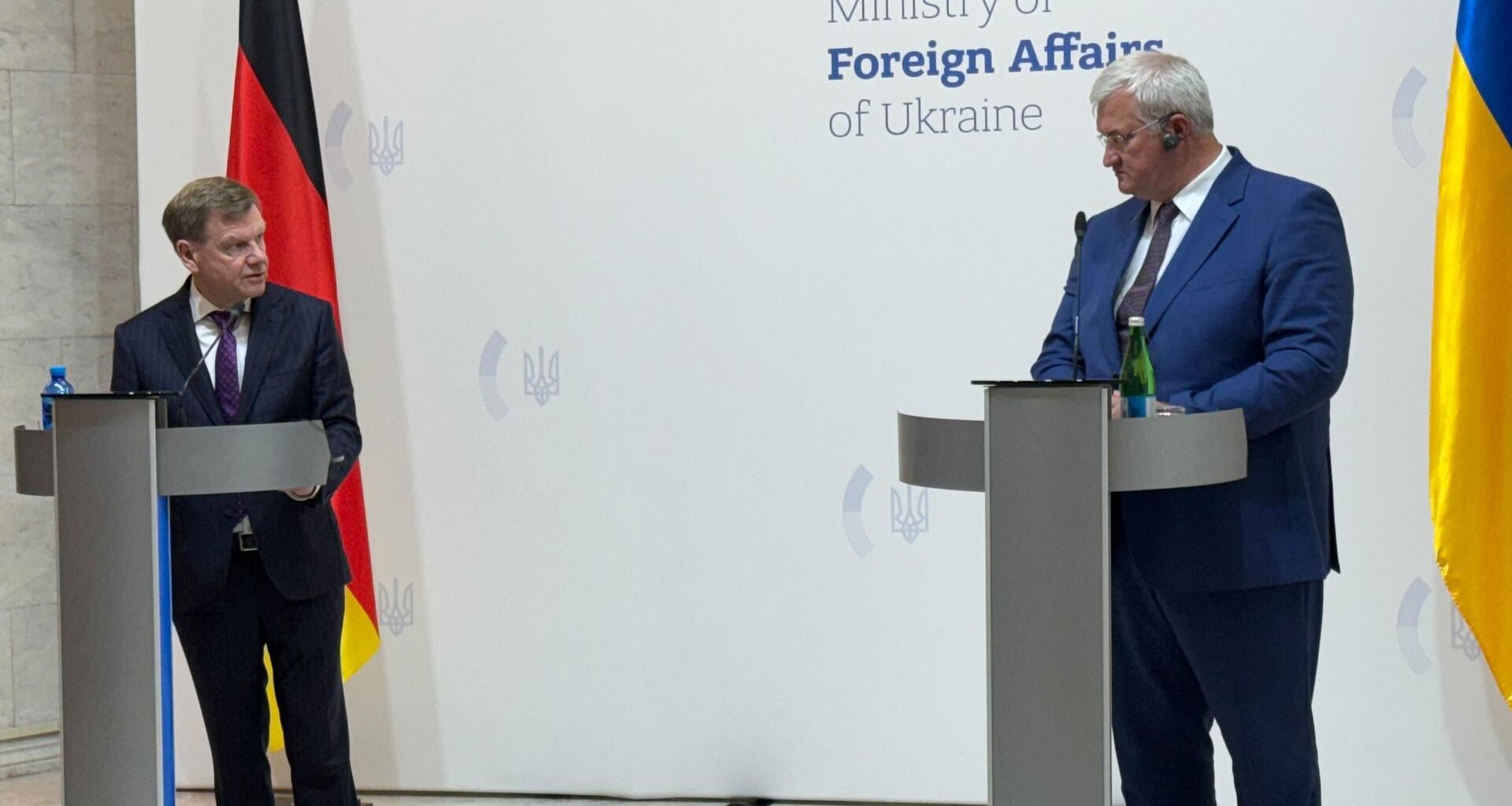 Kiew: Johann Wadephul (CDU, l), Außenminister von Deutschland, und sein ukrainischer Amtskollege Andrij Sybiha geben nach ihrem Gespräch eine Pressekonferenz.