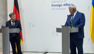 Kiew: Johann Wadephul (CDU, l), Außenminister von Deutschland, und sein ukrainischer Amtskollege Andrij Sybiha geben nach ihrem Gespräch eine Pressekonferenz.