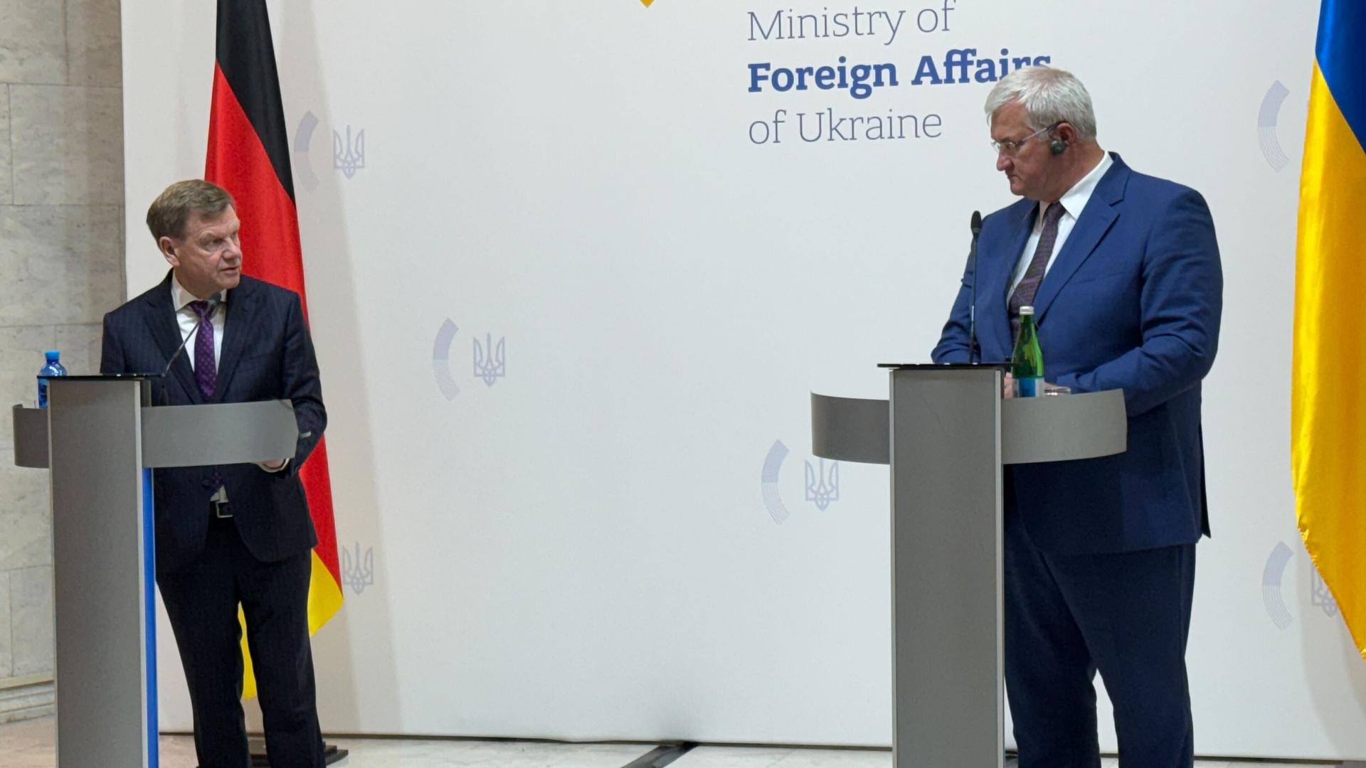 Kiew: Johann Wadephul (CDU, l), Außenminister von Deutschland, und sein ukrainischer Amtskollege Andrij Sybiha geben nach ihrem Gespräch eine Pressekonferenz. 