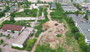 Auf dieser Brachfläche in der Frohen Zukunft soll bald ein neues Stadtquartier entstehen. Im Vordergrund links steht der Penny-Supermarkt.