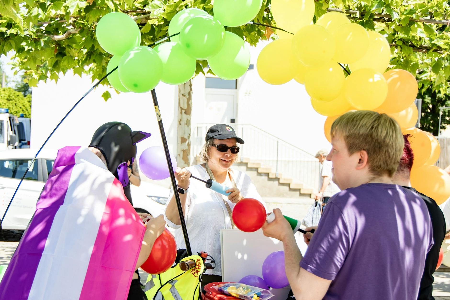 Barbara Brecht-Hadraschek (C) beim CSD in Eberswalde.