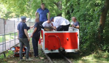 Helfer in Halle nach einem Unfall im Einsatz: Eine Person wurde verletzt, als ein Waggon des Peißnitzexpress entgleiste.