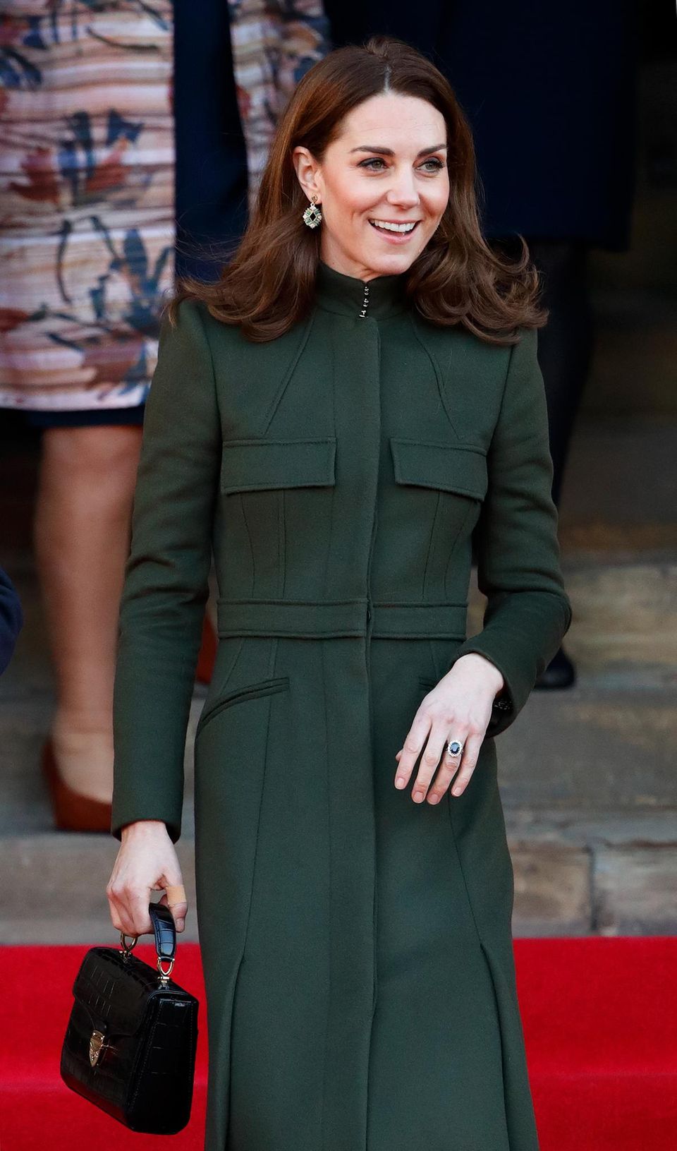 Catherine, Princess of Wales, präsentiert sich im Januar 2020 im moosgrünen Mantel und kombiniert dazu die mittelgroße "Mayfair"-Handtasche von Aspinal of London. 