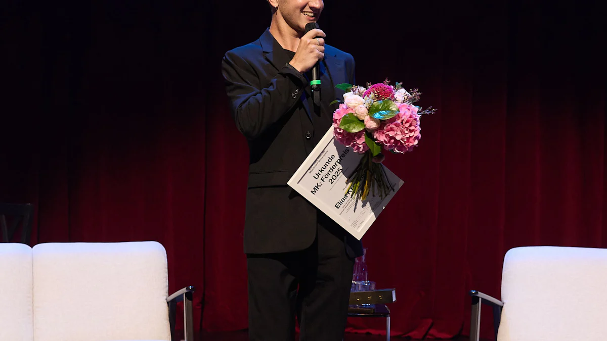 Förderpreis für Elias Krischke, dem "Iron Man" der Kammerspiele - München