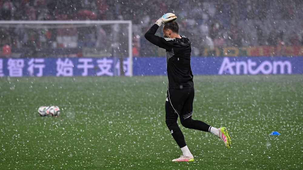 Torwart Oliver Baumann sucht Schutz vor dem Hagel.