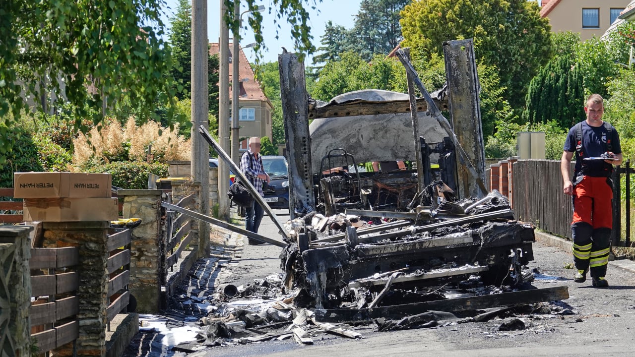 Dresden: DHL-Transporter fängt Feuer | Regional