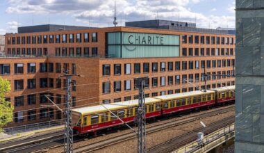 Blick auf Gebäude der Berliner Charité über Bahngleise hinweg