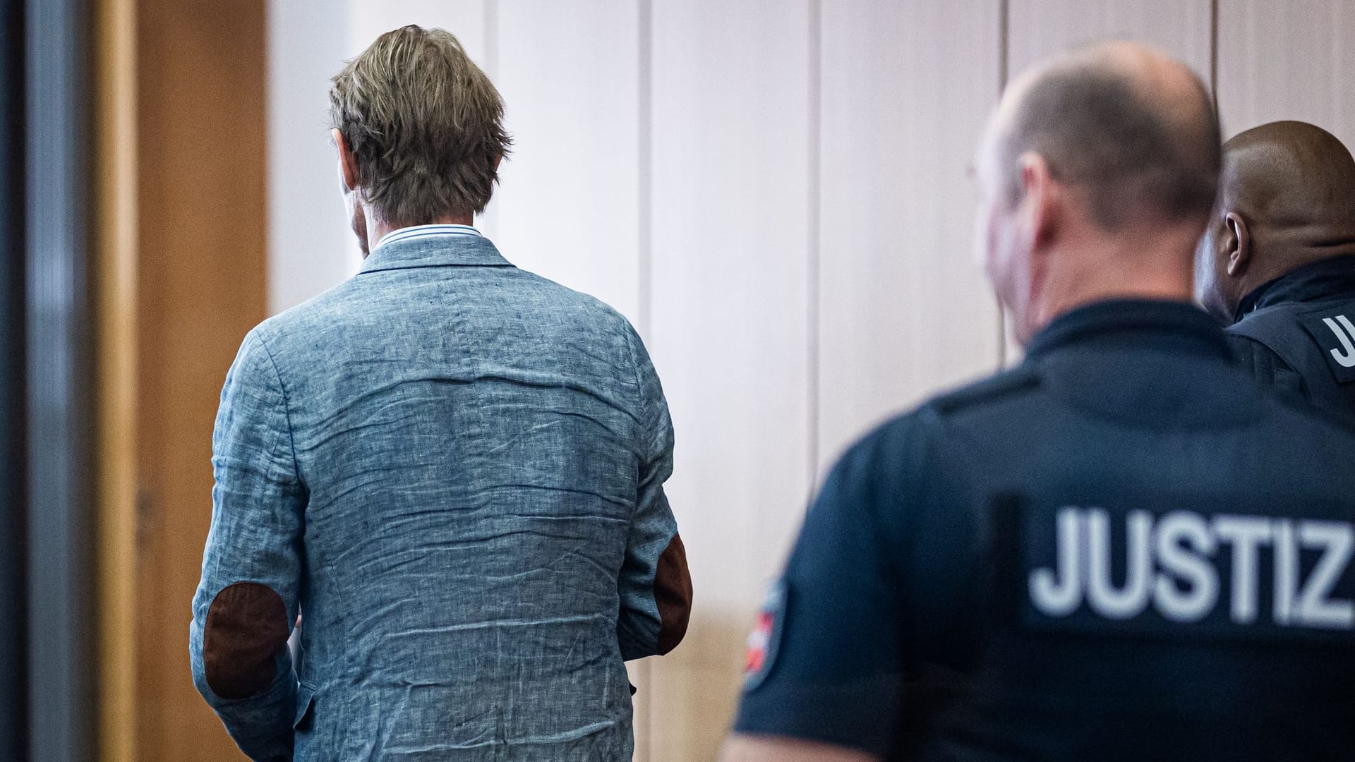 Christian B. (l.) steht im Gerichtssaal im Landgericht (Archivbild): Er gilt weiterhin als verdächtig im Fall Maddie.