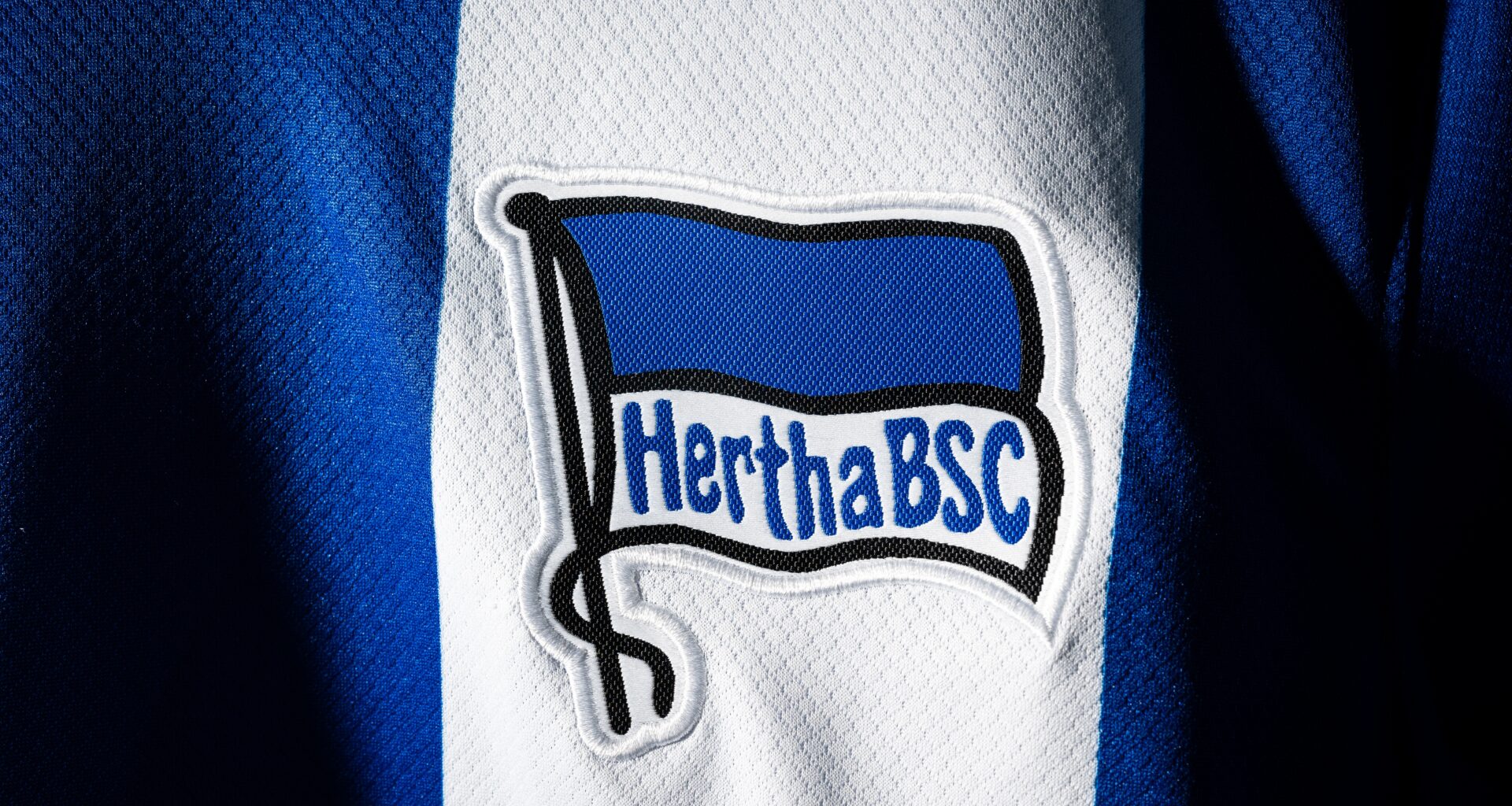 Die Fahne auf dem Heimtrikot.