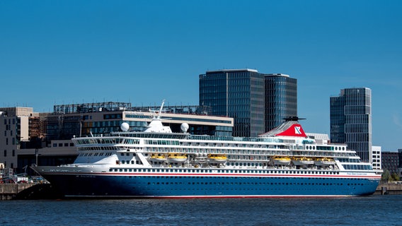 Am neuen Hamburger Kreuzfahrtterminal am Überseequartier hat mit der "Balmoral" erstmals ein Kreuzfahrtschiff angelegt. © picture alliance/dpa Foto: Daniel Bockwoldt