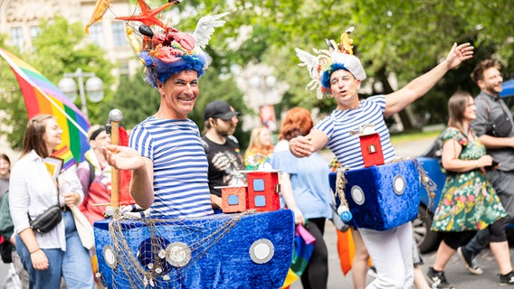 Teilnehmer gehen beim Christopher Street Day (CSD) durch die Innenstadt Hannovers. © dpa-Bildfunk Foto: Michael Matthey