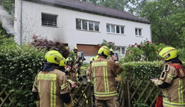 Berliner Feuerwehr löscht Brand an Doppelhaushälfte in Westend