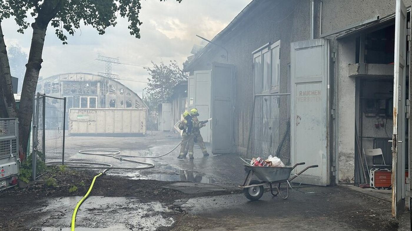 Schon wieder Feuer in Marzahner Lagerhalle