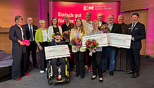 Engagement für das Miteinander eint (von links)  Anja Leiers, Christoph Bickmann, Vorstandsvorsitzender DKM, Yvonne Fritz, Kerstin Stegemann, Toni Rabe und Frank Runge vom Projekt „Ehrenamt mit Handicap“ der Stift Tilbeck GmbH, Julia Praller und David Schlagenrauf vom Projekt Mindzone des Caritasverbands für die Diözese Augsburg e.V., Dr. Heidi-Maria Stowasser vom Projekt „Café NeuHaus“ des SkF e.V. Ingolstadt, Dr. Antonius Hamers, Diözesanadministrator des Bistums Münster, Nico Schnittger vom Projekt „Zeit ohne Zeugen“ der BDKJ Jugendbildung gGmbH Paderborn, Bruder Thomas Abrell und Max Gerenkamp, Vorstandsmitglied DKM.