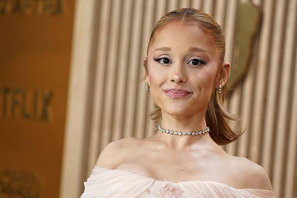 Berlin | Ariana Grande und weitere Stars unterstützen LGBTQ+-Hotline
