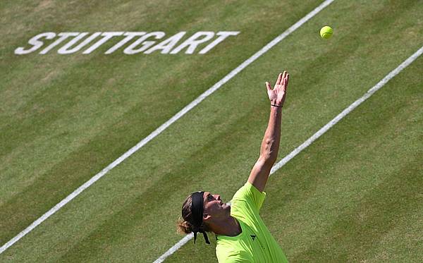 Stuttgart | Nach Paris-Frust: Zverev erreicht Halbfinale in Stuttgart