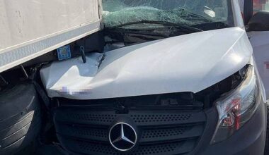 Unfall auf der A 2: Transporter von Sattelzug mitgezogen