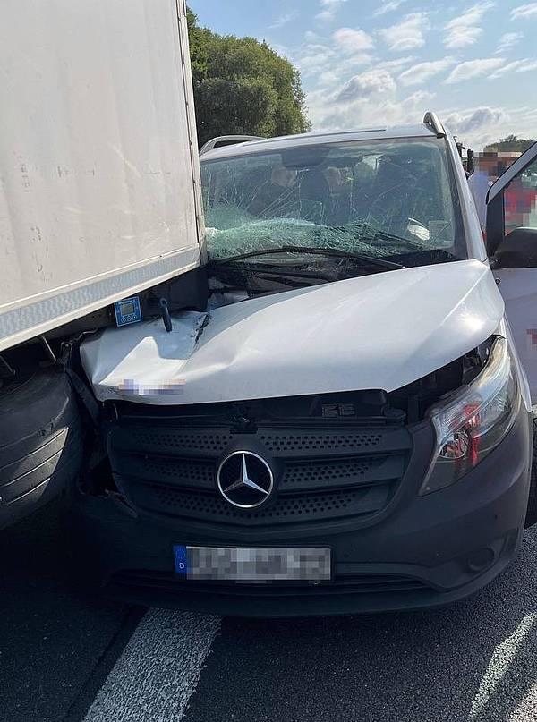 Unfall auf der A 2: Transporter von Sattelzug mitgezogen
