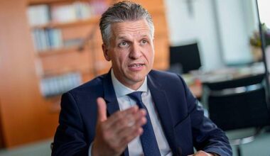 Berlin | Frei dringt auf baldige Entscheidung über Wehrpflicht