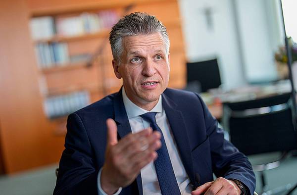 Berlin | Frei dringt auf baldige Entscheidung über Wehrpflicht