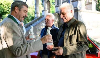 München | Söder bringt Münchner «Tatort»-Team einen Preis ans Set