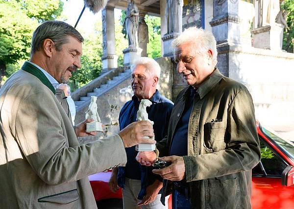 München | Söder bringt Münchner «Tatort»-Team einen Preis ans Set