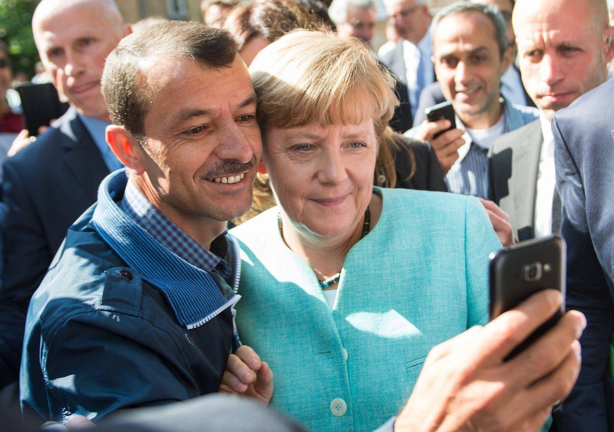Berlin | Merkel mit Geflüchteten am Tisch - zehn Jahre nach 2015