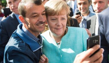 Berlin | Merkel mit Geflüchteten am Tisch - zehn Jahre nach 2015