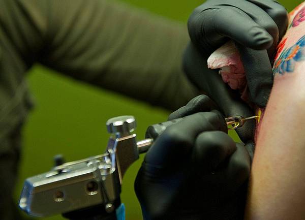 Kiel | Urteil: Krank wegen entzündetem Tattoo - kein Lohn