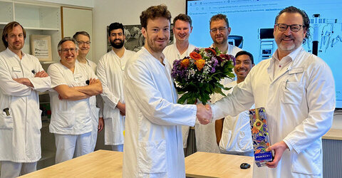 Nimmt Glückwunsche und Blumen von Prof. Dr. Alexandre Pelzer (r.) an: Dr. Raban Mazur wird seine Hauptwirkungsstätte am Standort Gehrden haben, wo er die OA-Riege verstärkt, anteilig wird er auch im Siloah tätig sein.