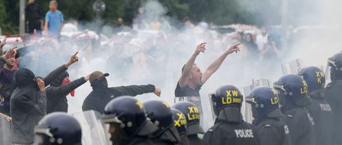 Unruhen in Großbritannien: Soziale Medien als Hetzmittel – Interviews