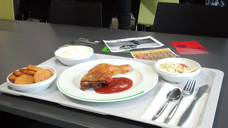 Langfristig kostendeckend: Preise für Mensa-Essen in Lippe steigen
