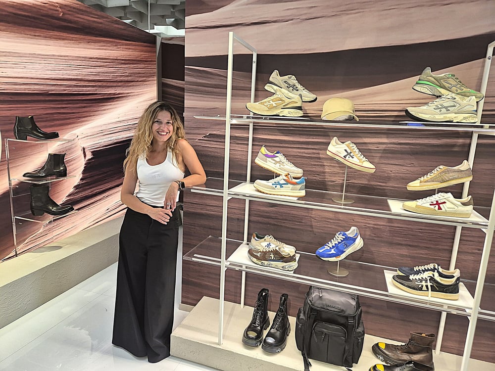 Carlotta Mazza, Marketing-Chefin und Tochter von Label-Gründer Graziano Mazza, am Stand von Premiata im Futuro Maschile im obersten Stockwerk des Zentralpavillons.