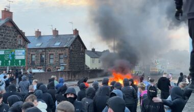 Ausschreitungen in Nordirland: Randalierer stecken Häuser in Brand | News