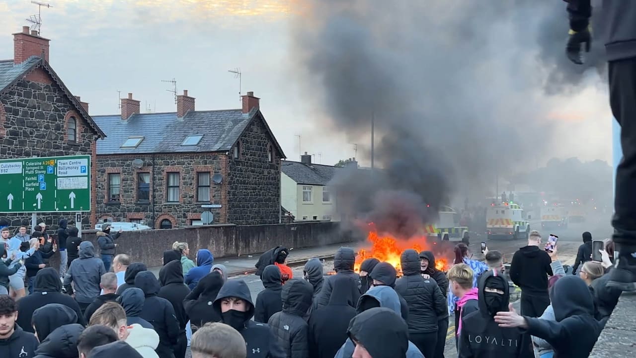 Ausschreitungen in Nordirland: Randalierer stecken Häuser in Brand | News