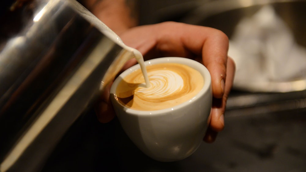 Es gibt Sänger, die meiden Kaffee wegen Reflux-Beschwerden. Konstantin Krimmel  nicht, er trinkt am Premierentag „Kaffee und noch mehr Kaffee“.