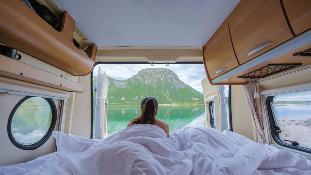 Aufwachen in großartiger Landschaft: In der Sommerpause geht's für Konstantin Krimmel im Camper Richtung Lofoten.