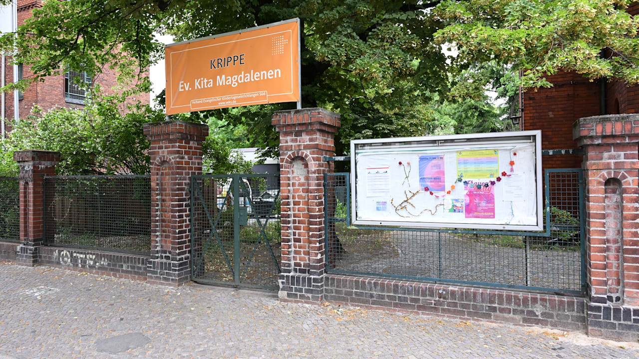 Auf Kita-Spielplatz in Berlin: 2 Kinder durch Drogenspritze verletzt | Regional