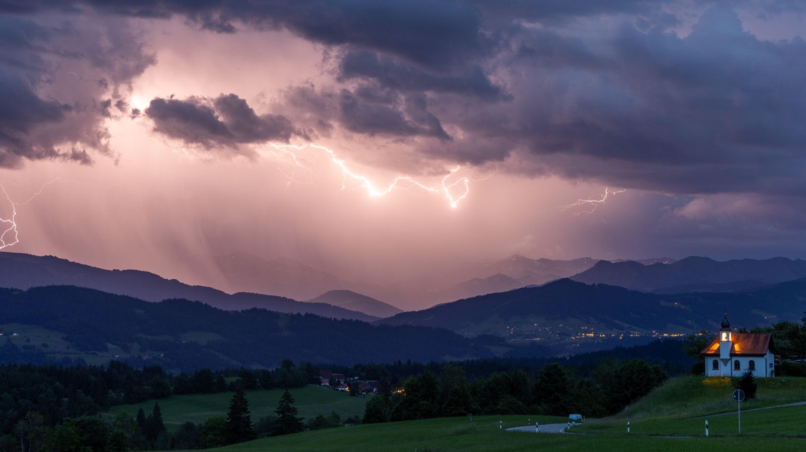 Unwetter in Teilen Bayerns – Alpe nach Blitzeinschlag in Flammen