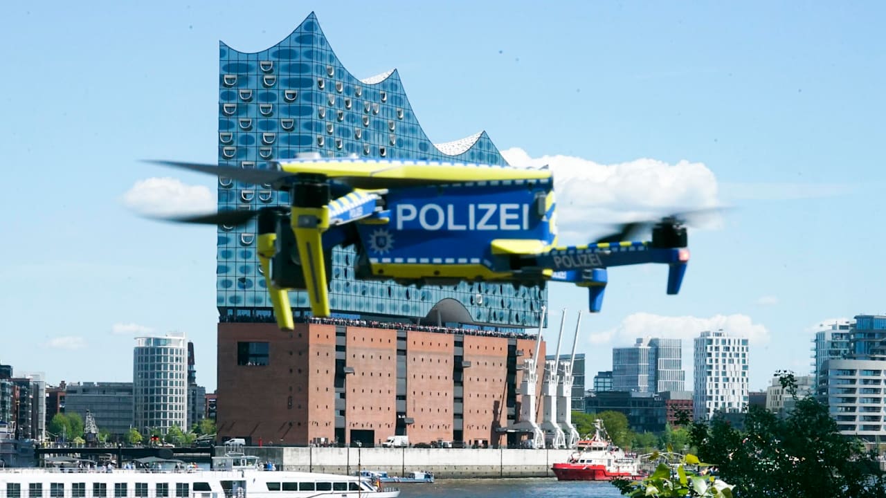 Hamburg: Polizei jagt Raudi-Radfahrer jetzt per Drohne | Regional