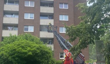 FW-NE: Küchenbrand im dritten Oberschoss eines Mehrfamilienhauses | Keine Verletzten