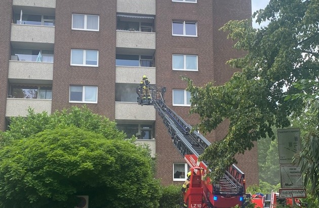 FW-NE: Küchenbrand im dritten Oberschoss eines Mehrfamilienhauses | Keine Verletzten