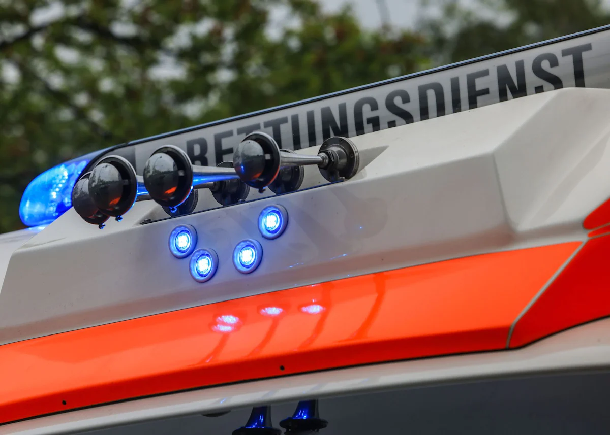 Einsatz in Dortmund - Junge stürzt aus Haus acht Meter in die Tiefe - verletzt - Panorama